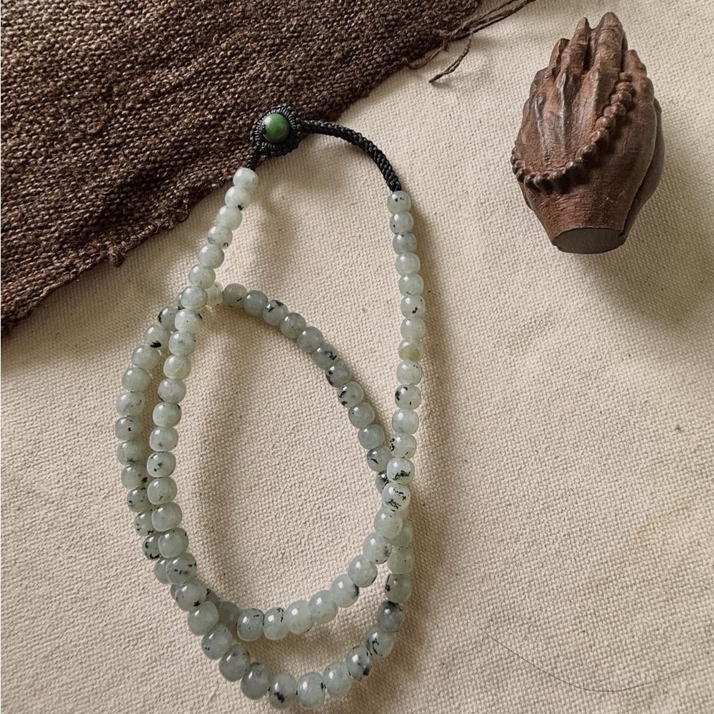 Green Jade Bead Bracelet with Black Accents – Unbranded